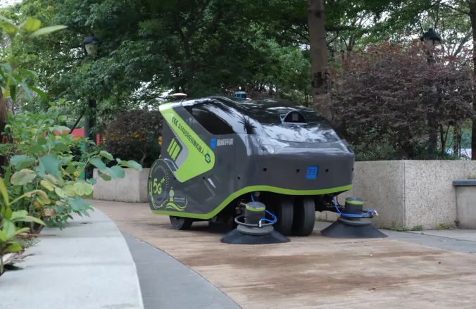 巅峰国际环境5G环卫机器人亮相2021中国创新创业成果交易会