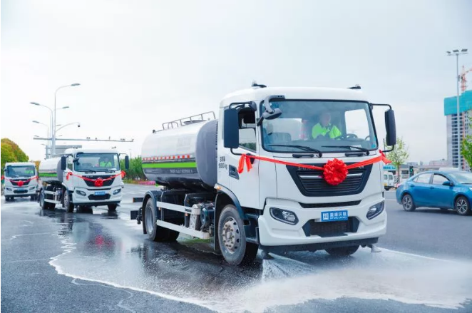 新时代中国城市美容师！巅峰国际环境新能源环卫车可减排4.5万吨污染物