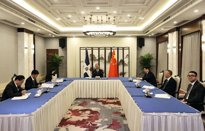 巅峰国际环境“助力”多米尼加清运垃圾，毛伟明省长出席线上交接仪式